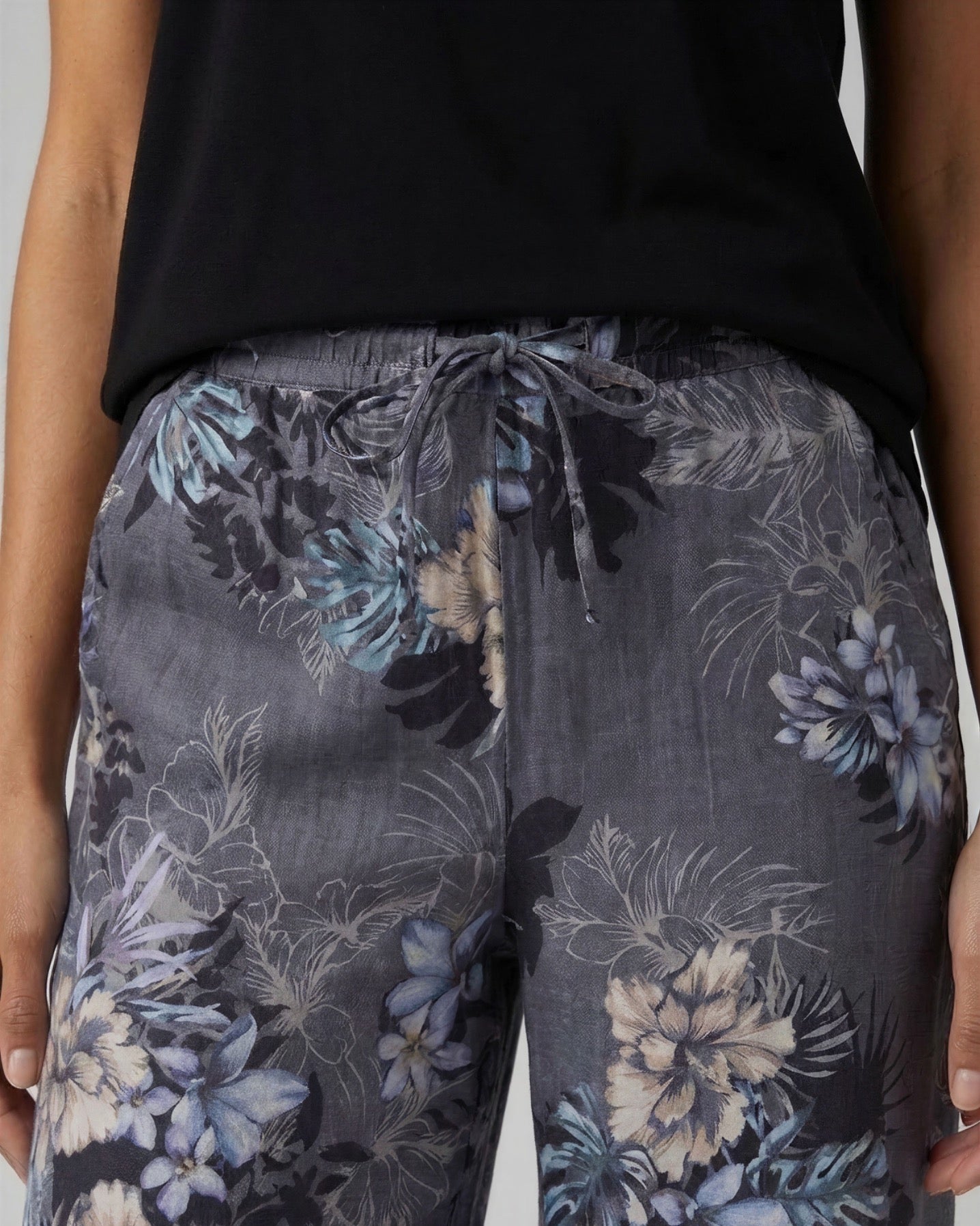 LILLIAN EXOTIC FLORAL BLACK WOMENS WIDE-LEG LINEN PANT