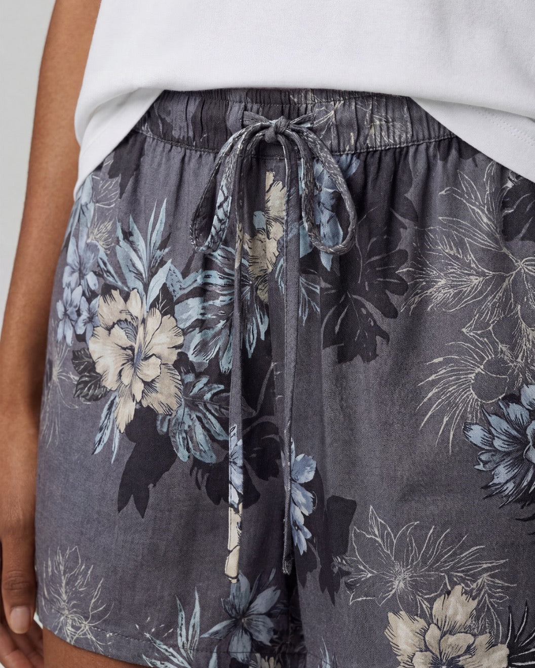 LEANNE EXOTIC FLORAL BLACK WOMENS DRAWSTRING LINEN SHORT